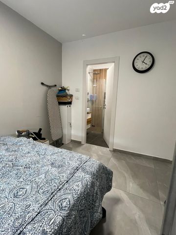 דירת גן, אבני חפץ