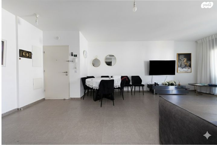 דירה, נאות שמיר, יבנה