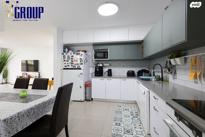 דירת גן, נעמי שמר, נאות שמיר, יבנה