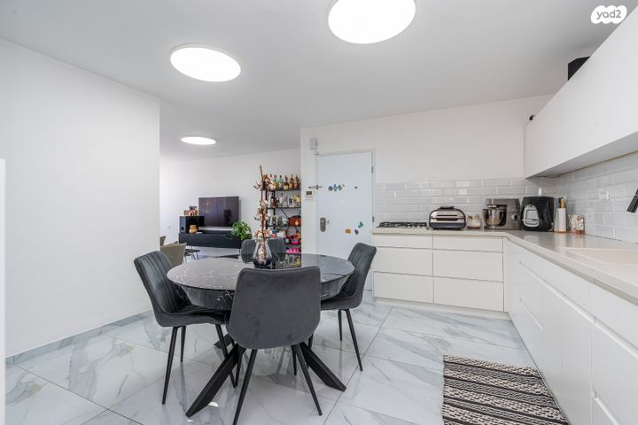 דירה, שז"ר, אור עקיבא