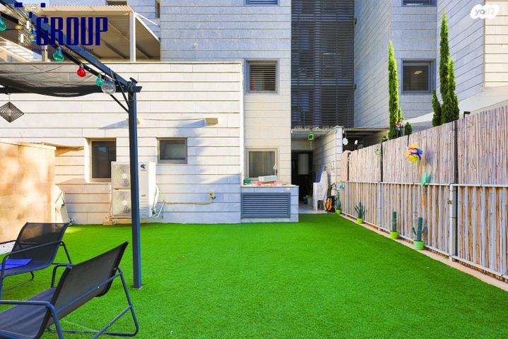 דירת גן, נעמי שמר, נאות שמיר, יבנה