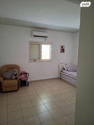 דירה, הרב צירלסון, הפועל המזרחי ה', שיכון ה', בני ברק