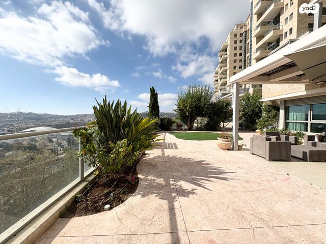 דירת גן, אברהם פררה, הולילנד, ירושלים