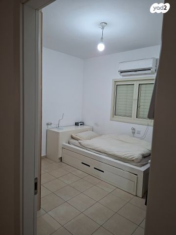 דירה, הרב צירלסון, הפועל המזרחי ה', שיכון ה', בני ברק