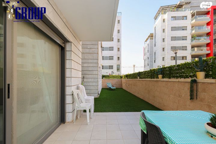 דירת גן, נעמי שמר, נאות שמיר, יבנה