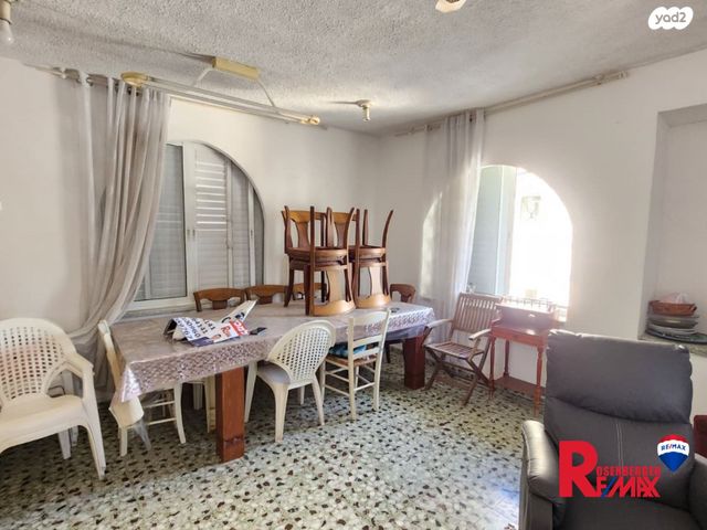 גג/ פנטהאוז, קיבוץ גלויות 19, עמידר, בת ים