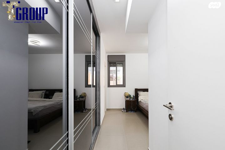 דירת גן, נעמי שמר, נאות שמיר, יבנה