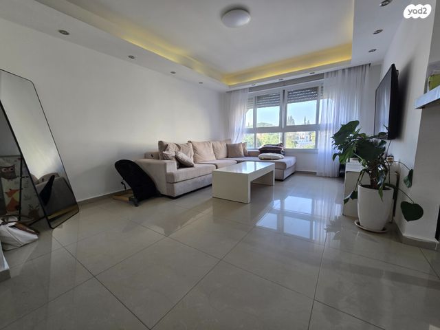 דירה, מבוא הגבים, הנחלים, מעלה אדומים