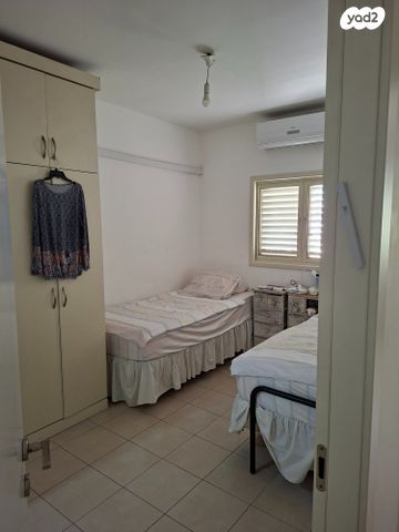 דירה, הרב צירלסון, הפועל המזרחי ה', שיכון ה', בני ברק