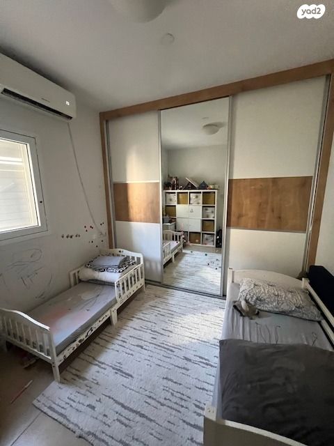 דו משפחתי, כוכב יאיר / צור יגאל