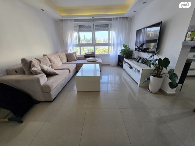 דירה, מבוא הגבים, הנחלים, מעלה אדומים