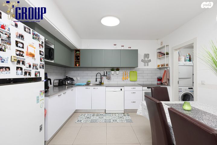 דירת גן, נעמי שמר, נאות שמיר, יבנה