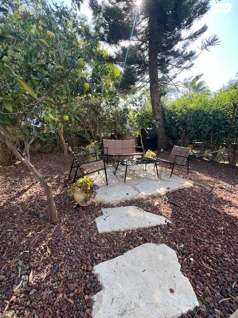 דו משפחתי, כוכב יאיר / צור יגאל