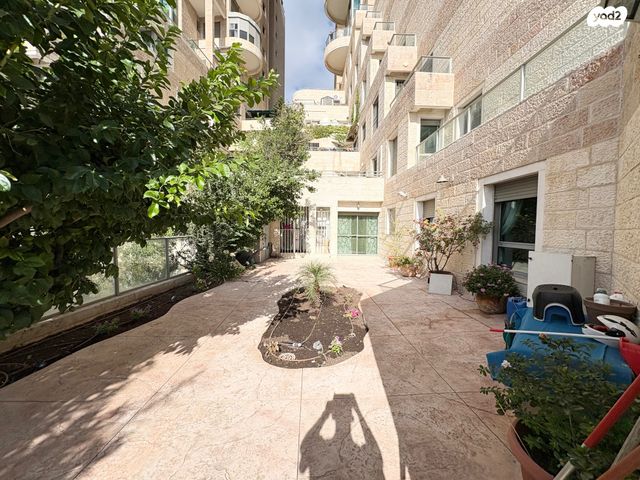 דירת גן, אברהם פררה, הולילנד, ירושלים