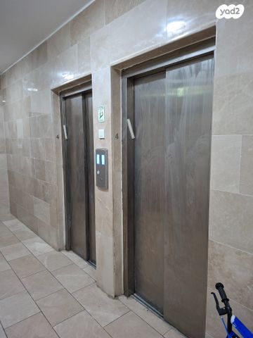 דירה, הרב צירלסון, הפועל המזרחי ה', שיכון ה', בני ברק