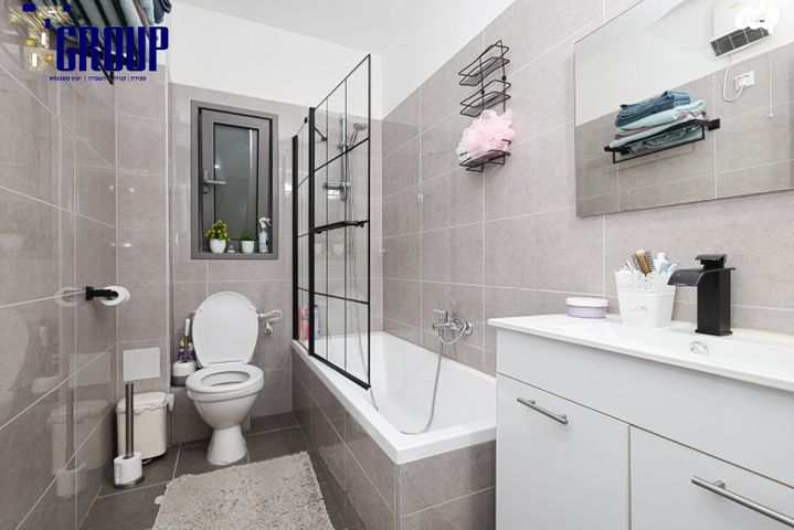 דירת גן, נעמי שמר, נאות שמיר, יבנה