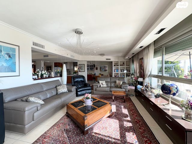 דירת גן, אברהם פררה, הולילנד, ירושלים