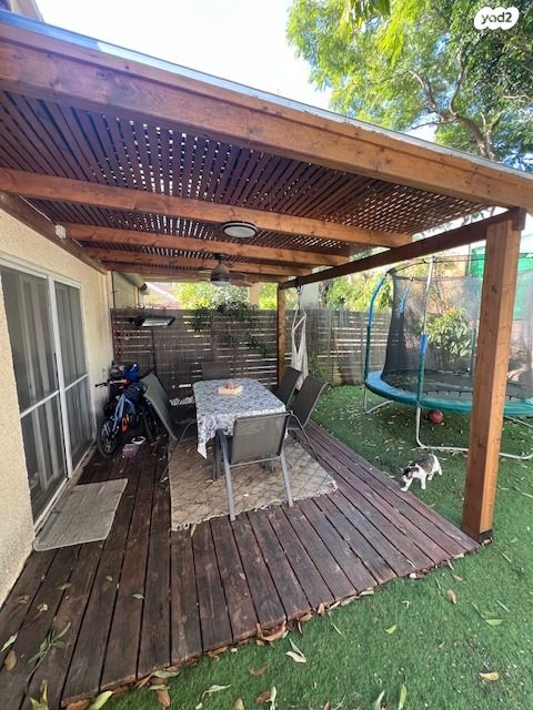 דו משפחתי, כוכב יאיר / צור יגאל