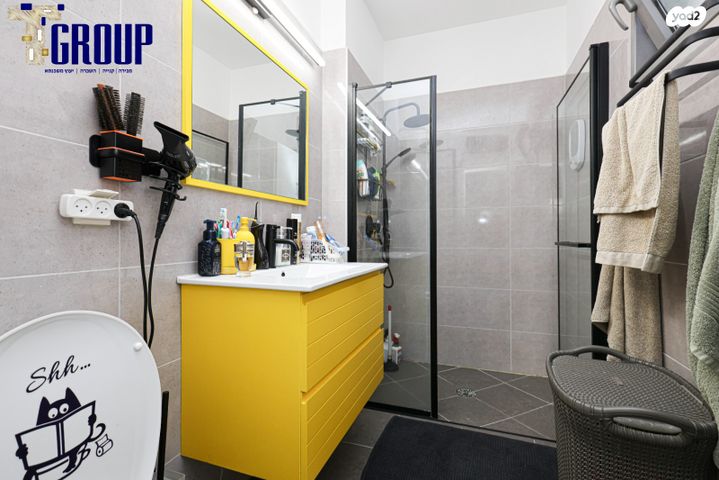 דירת גן, נעמי שמר, נאות שמיר, יבנה