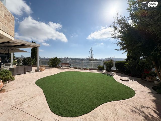 דירת גן, אברהם פררה, הולילנד, ירושלים