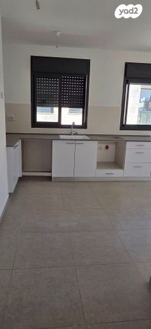 דירה, שיר השירים, גן יבנה מערב, גן יבנה