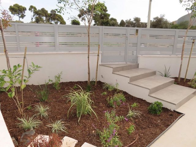 דו משפחתי, התוף, זכרון יעקב