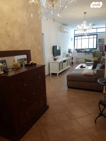 דבורה בארון 