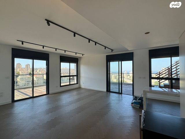 גג/ פנטהאוז, ברל כצנלסון, זיו, חיפה