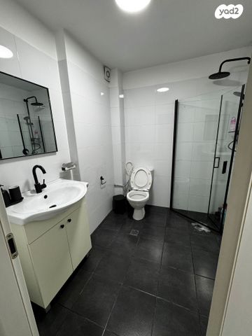 מרתף/ פרטר, משה גבין, ראשון לציון