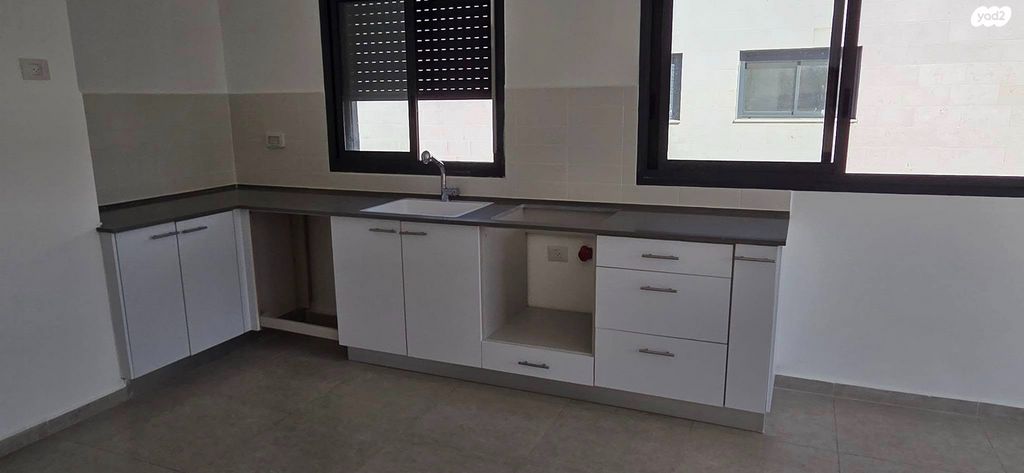 דירה, שיר השירים, גן יבנה מערב, גן יבנה