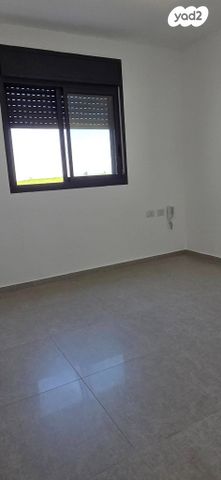 דירה, שיר השירים, גן יבנה מערב, גן יבנה