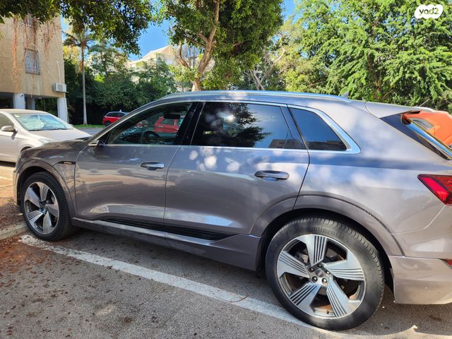 מודעת רכב אאודי E-tron