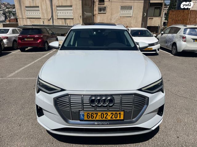 מודעת רכב אאודי E-tron