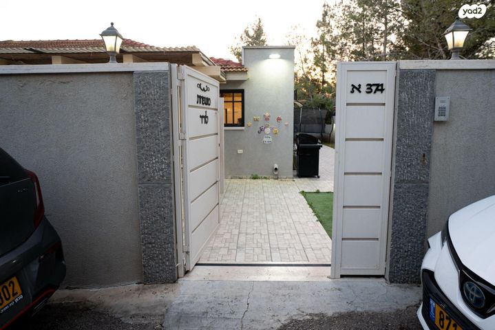 דו משפחתי, הדקל 374, ברקן, ברקן