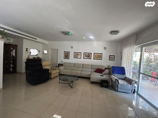 סמטת הסתוונית 8