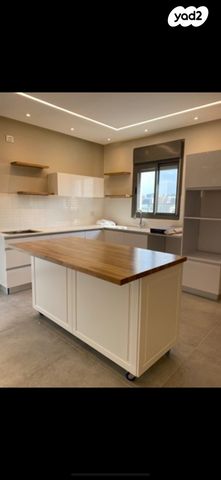 גג/ פנטהאוז, גפן 11, החורש, חריש