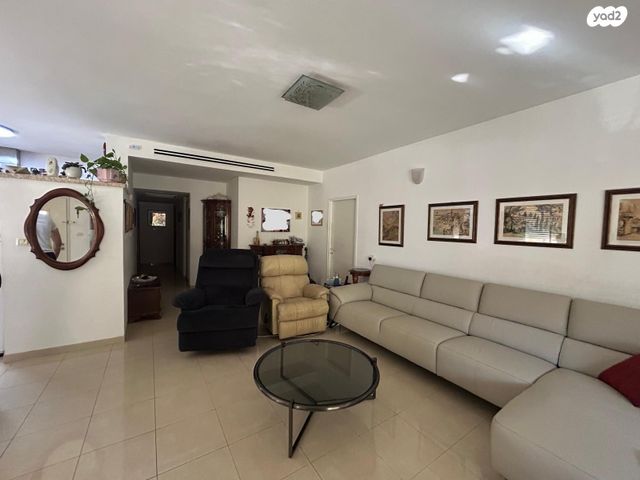 דו משפחתי, סמטת הסתוונית 8, גנות הדר, גנות הדר