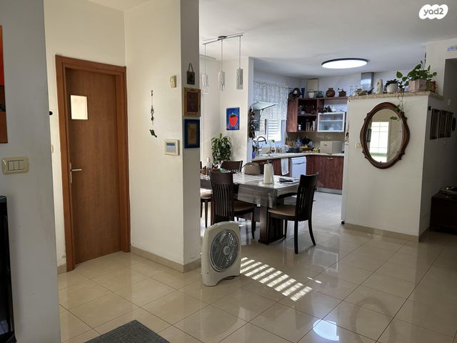 דו משפחתי, סמטת הסתוונית 8, גנות הדר, גנות הדר