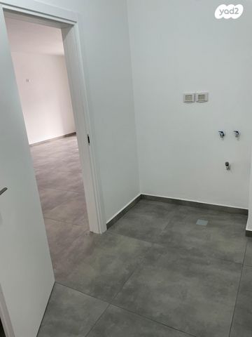 דירת גן, דרך ארץ 76, הפרחים, חריש