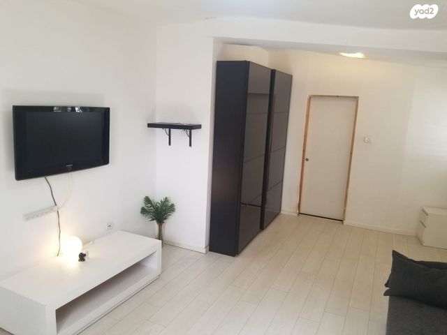 קיבוץ גלויות 19