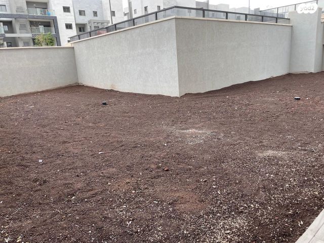 דירת גן, דרך ארץ 76, הפרחים, חריש