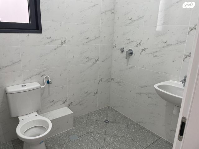 דירת גן, דרך ארץ 76, הפרחים, חריש