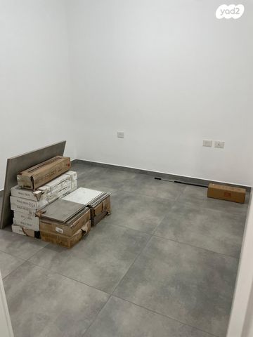 דירת גן, דרך ארץ 76, הפרחים, חריש