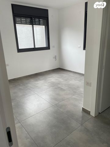 דירת גן, דרך ארץ 76, הפרחים, חריש