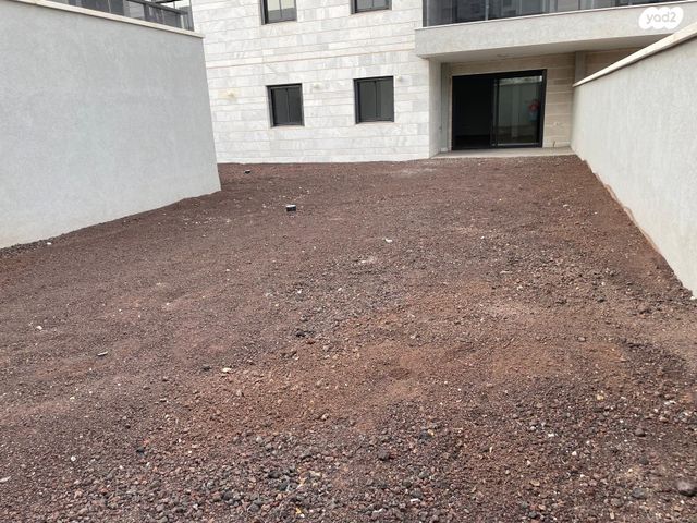 דירת גן, דרך ארץ 76, הפרחים, חריש