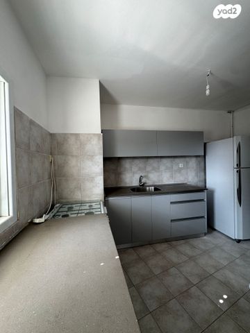 דירה, הרצל 77, שכונת בן גוריון, מרכז העיר ג', רמת גן