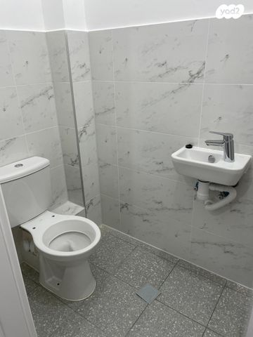 דירת גן, דרך ארץ 76, הפרחים, חריש