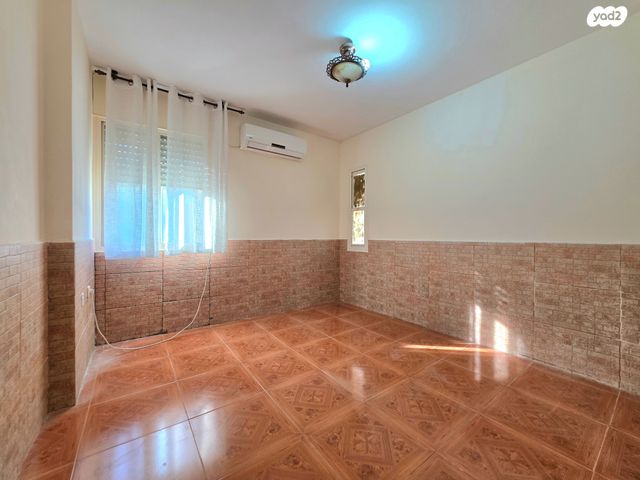 דירה, הגיבורים, טבריה