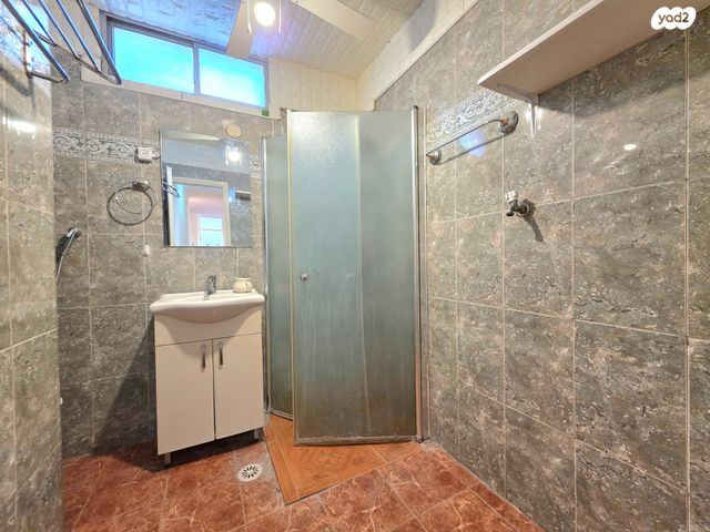 דירה, הגיבורים, טבריה