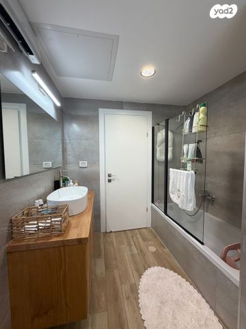 דירה, יעקב תמרי, חצרות המושבה, רחובות